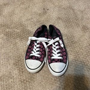 Tennis shoes with skull pattern